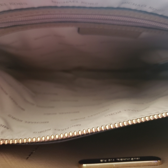 Michael Kors Bag. - Picture 4 of 7